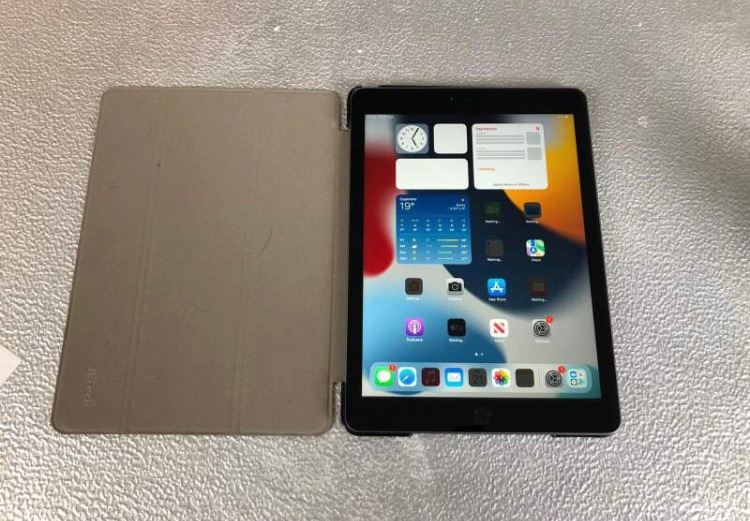 Apple iPad 6th gen excellent condition 