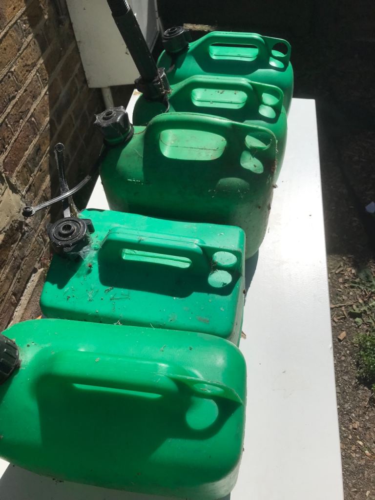 5 Jerry cans +black diesel can. 