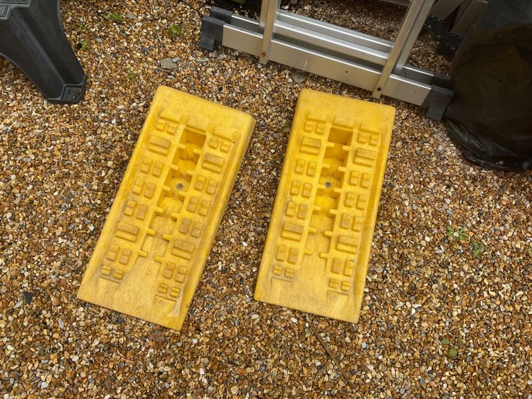 Large 60cm yellow levelling ramps-pair