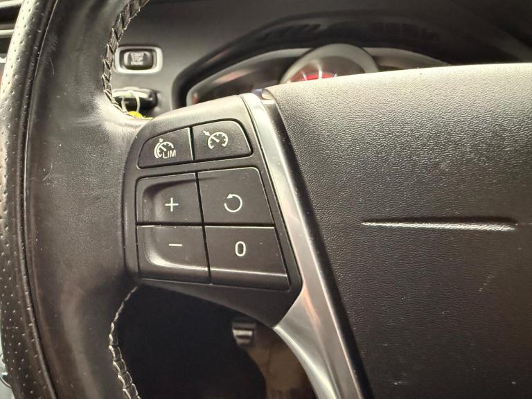 2015 Volvo V40 D4 [190] R DESIGN Lux Nav 5dr HATCHBACK DIESEL Manual