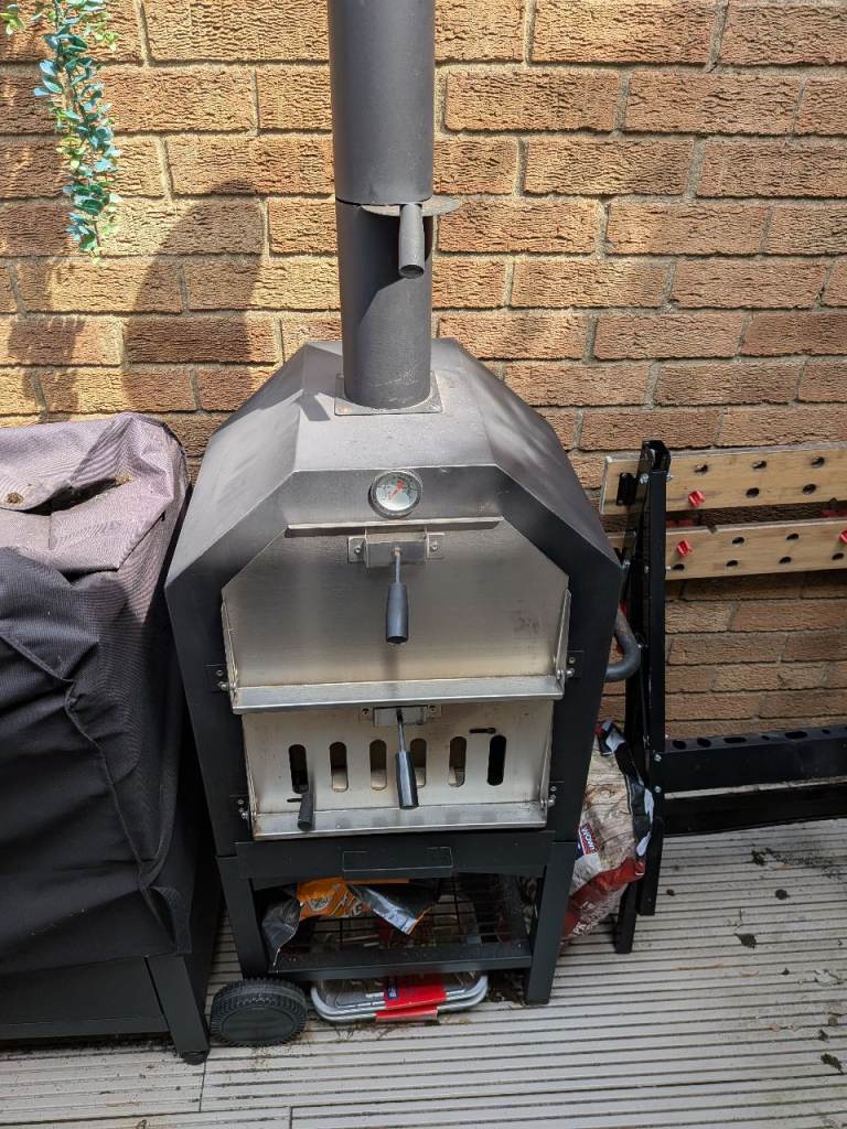 Wood fire pizza oven . 