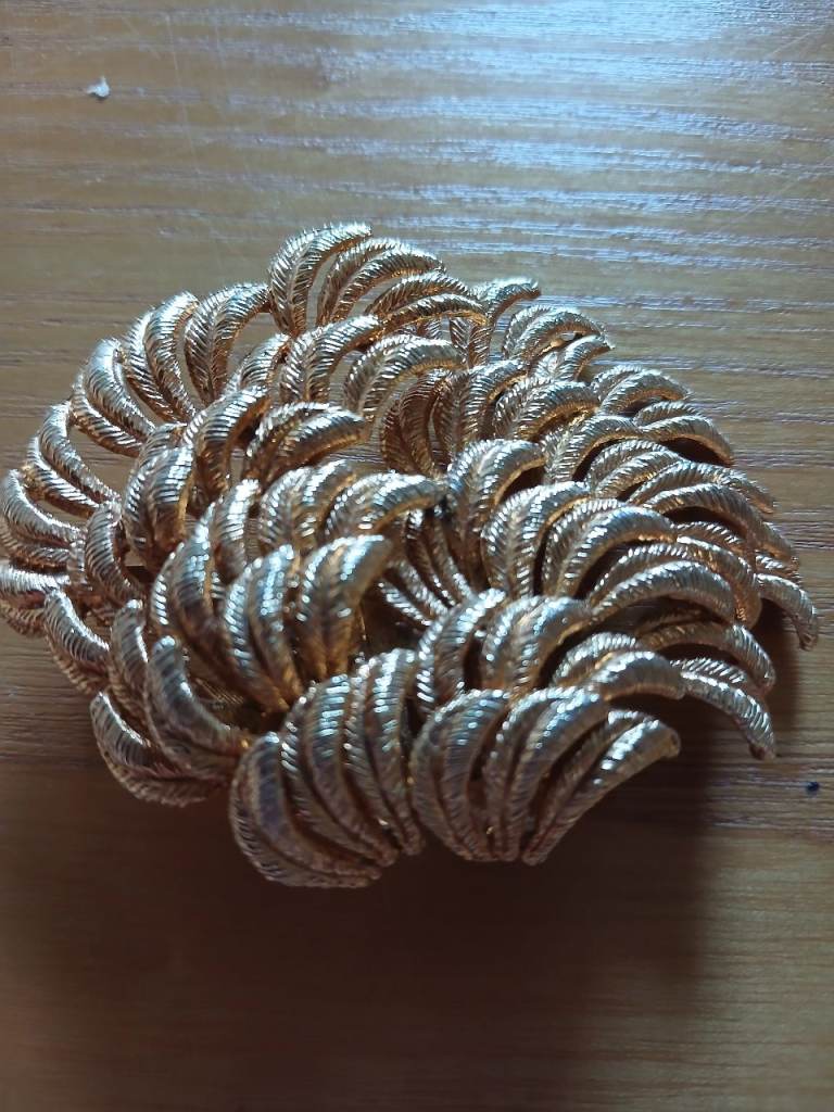 Vintage Gold Tone Brooch – Good Condition