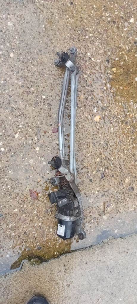 NISSAN QASHQAI j10 mk1 FRONT WIPER MOTOR AND ASSEMBLY 