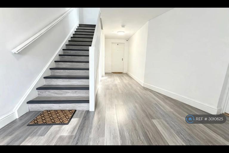 2 bedroom flat in Newport Road, Cardiff, CF3 (2 bed) (#3010625)