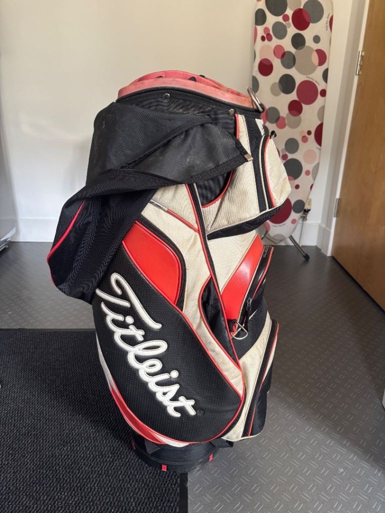 Titleist Golf Cart Bag & Wilson Staff clubs