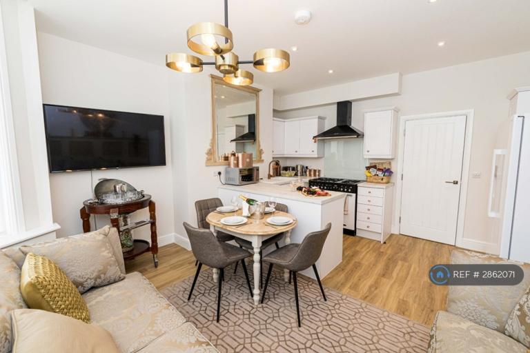 2 bedroom flat in Approach Road, Poole, BH14 (2 bed) (#2862071)