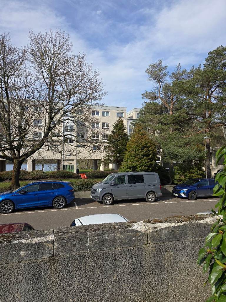 Spacious 3-Bed Maisonette with Loch Views – Minutes from Rail Links