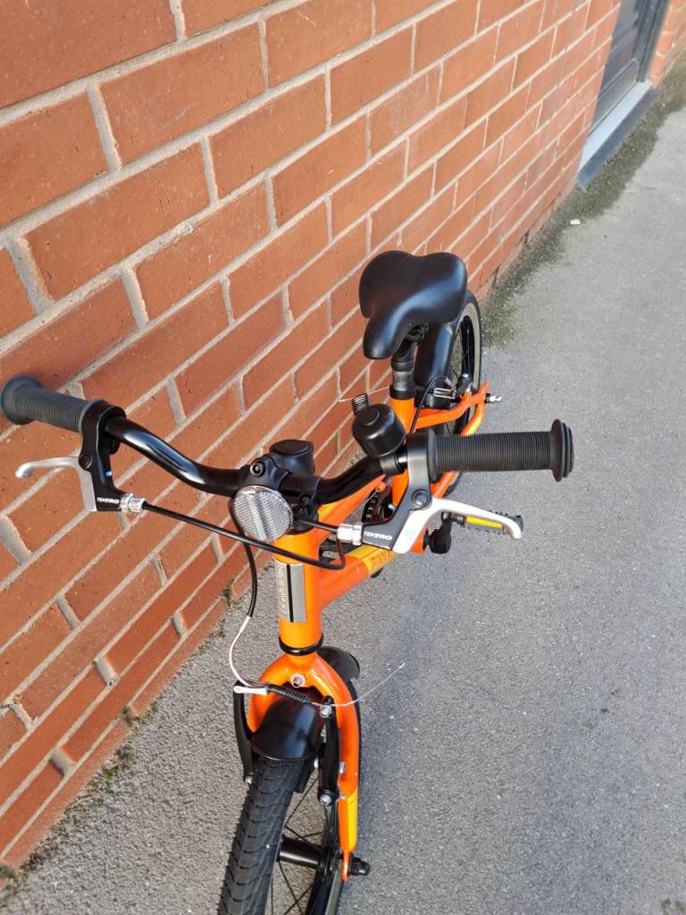 Kids pinnacle mountain bike brilliant condition ideal for birthday present 