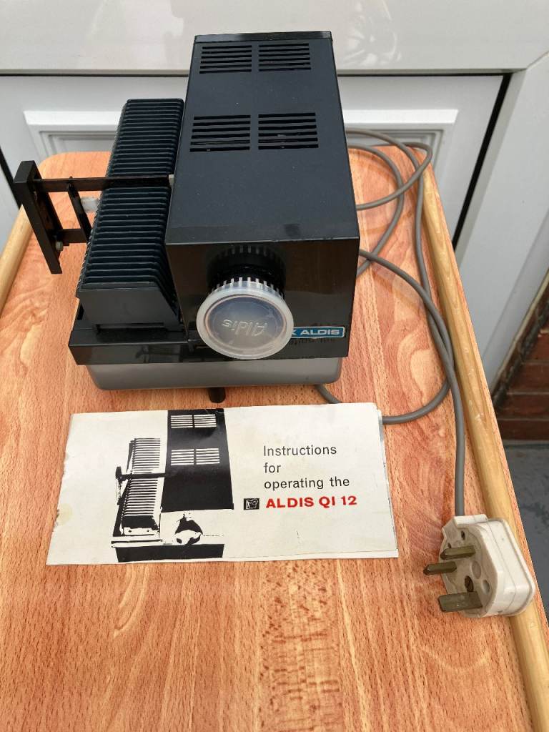 ALDIS QI 12    35mm SLIDE PROJECTOR