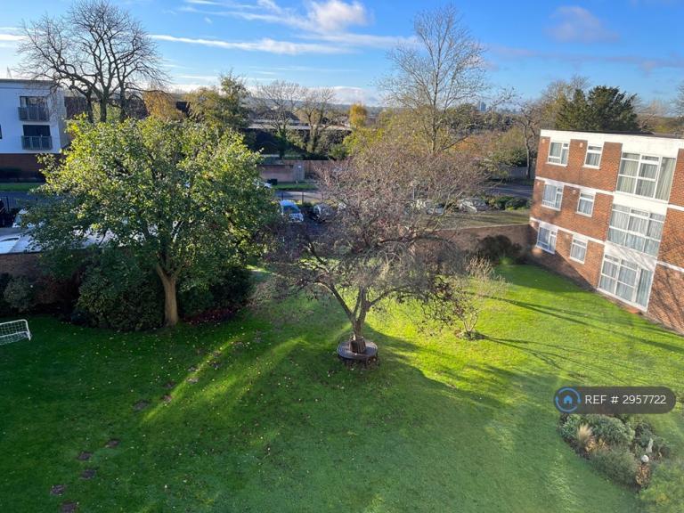 3 bedroom flat in Parkwood, Beckenham, BR3 (3 bed) (#2957722)