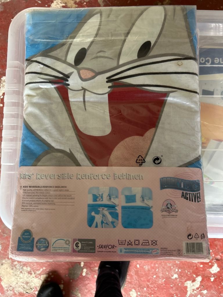  Looney Tunes Bugs Bunny reversible kids' bedding set featuring a duvet cover and pillowcase. 