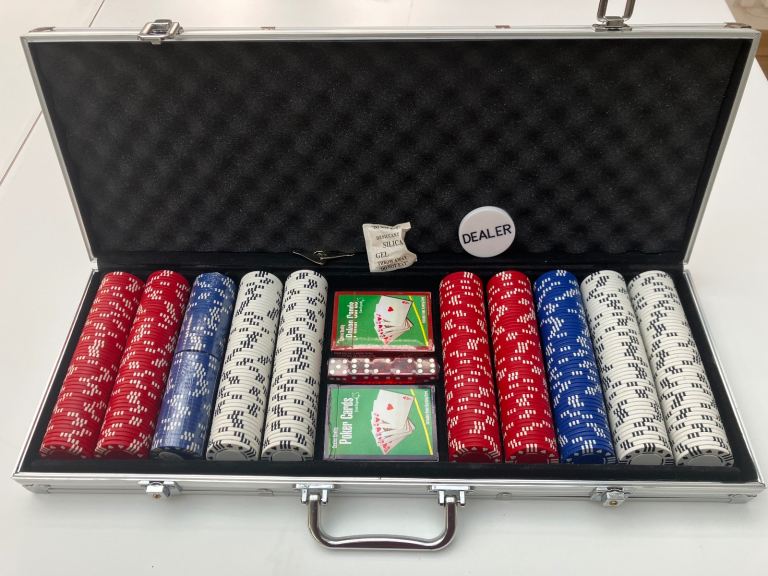 ♣️ Brand new, unused poker set with 500 chips in protective case