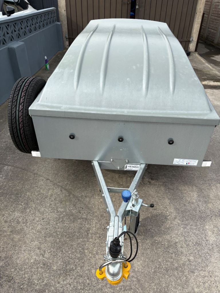 Franc trailer with lockable hard top