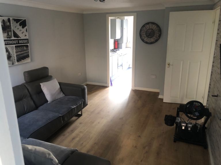 2 Bed main door flat to rent 