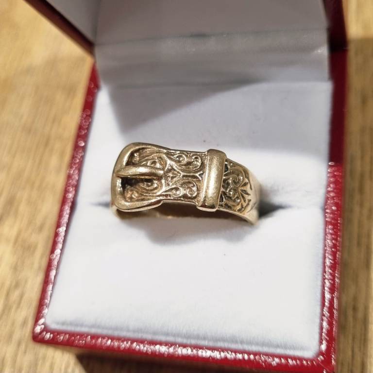 Gold 9ct vintage buckle ring.