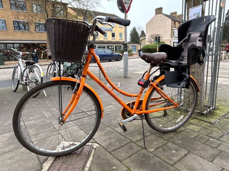 Dutch-Style City Bike – Rear Child Seat, Lock & Lights Included