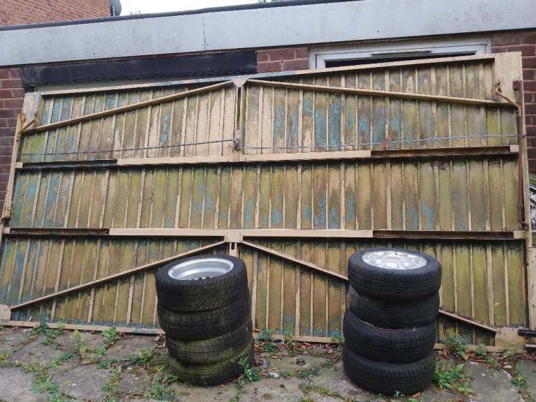 UP AND OVER DOUBLE GARAGE DOOR GOOD CONDITION