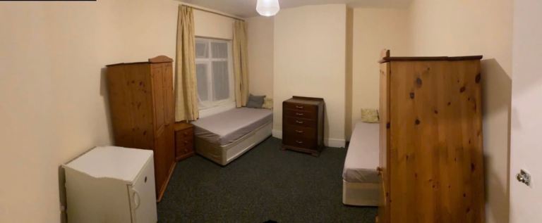 Double room available in Gants Hill. 