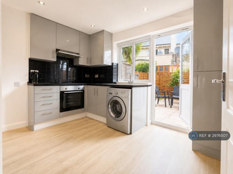 3 bedroom house in Felhurst Crescent, Dagenham, RM10 (3 bed) (#2976507)