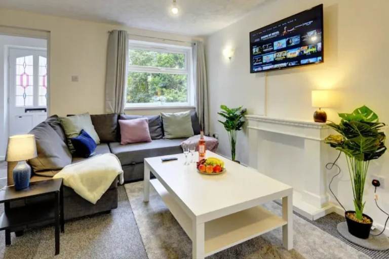 Beautiful 2 bed, 1 bath house with parking 