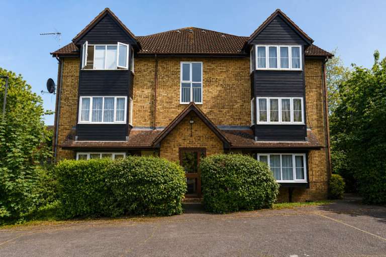 1 bedroom flat in Cambrian Green, London