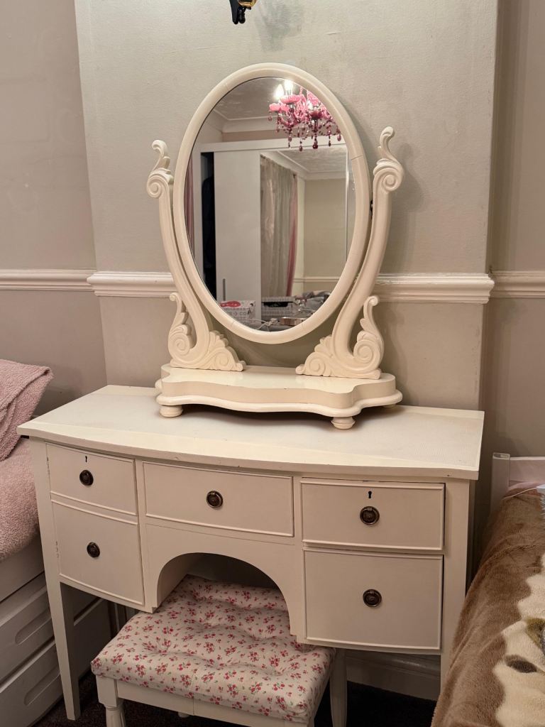 Dressing table, Mirror and stool