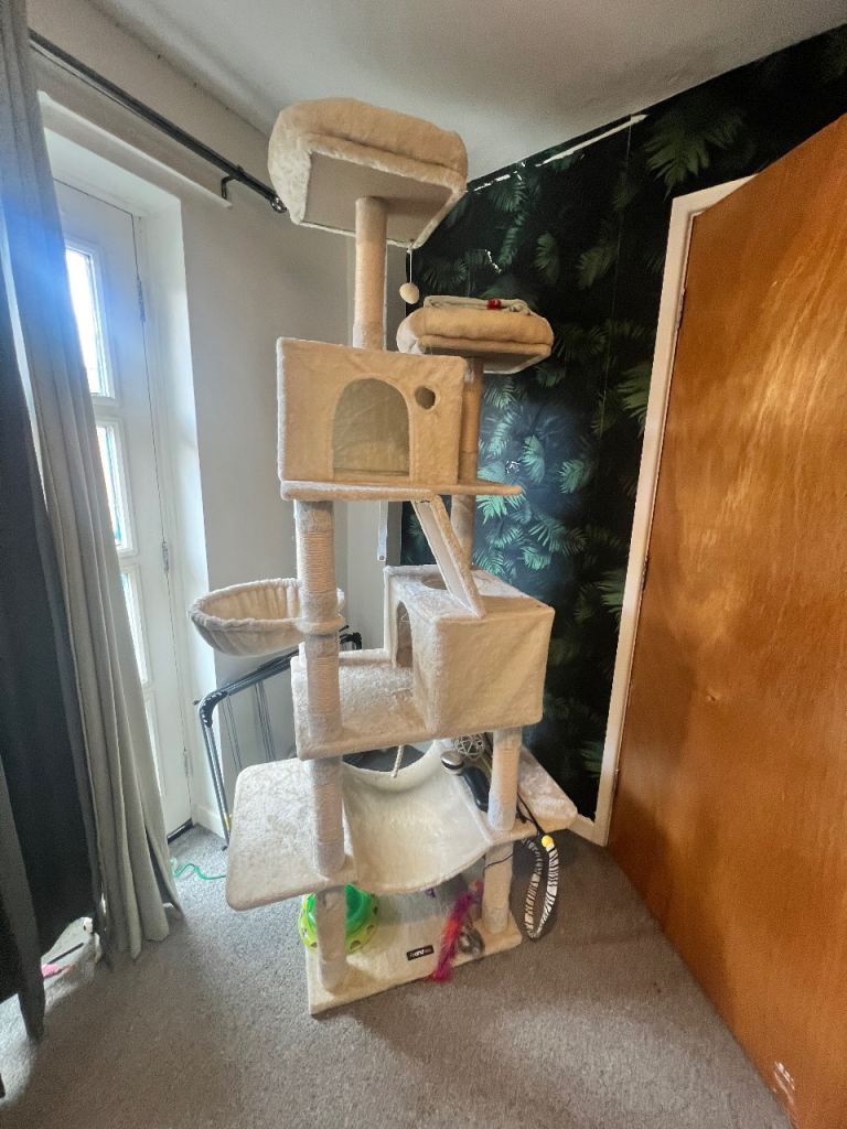 Cat Tree / Cat Tower with Scratching Posts & Hideaway