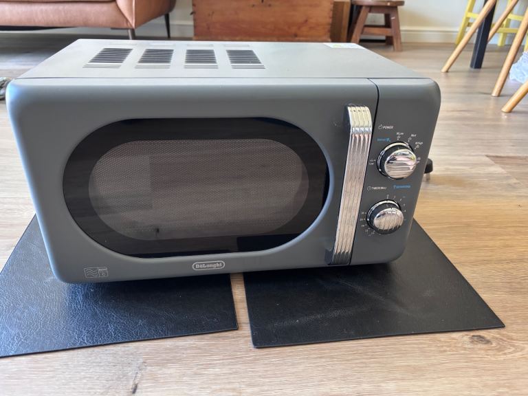 DeLonghi Grey Microwave 800W - Excellent Condition