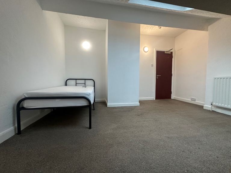 LOW PRICED ROOM £395 PCM