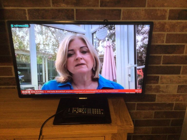 Samsung Smart TV with Remote Control – Good Condition 24inch