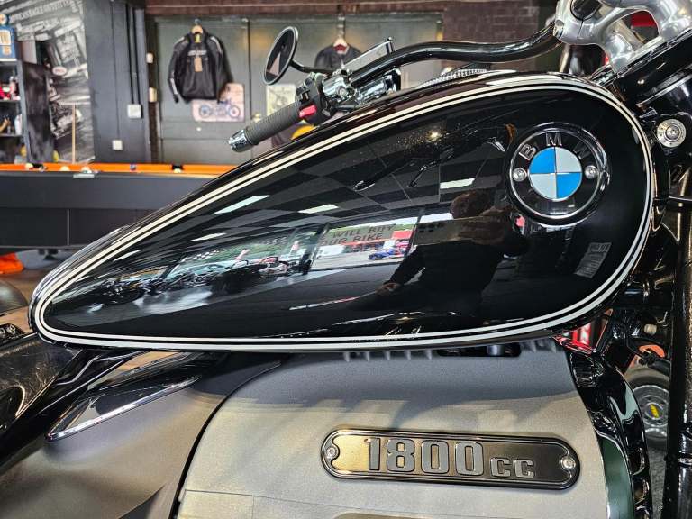 2021 BMW R 18 BOBBER 4,000 MILE'S 