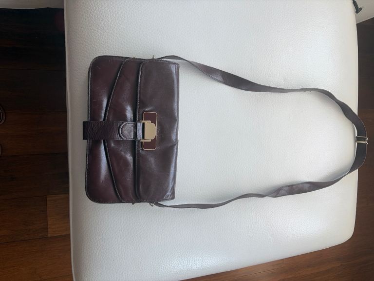 Classic Brown Leather Shoulder Bag – Good Condition