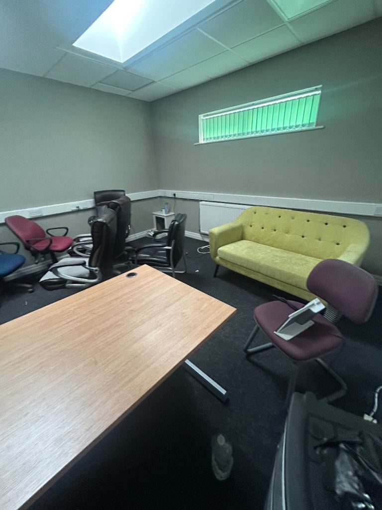 Office Chairs and Tables free to collect 