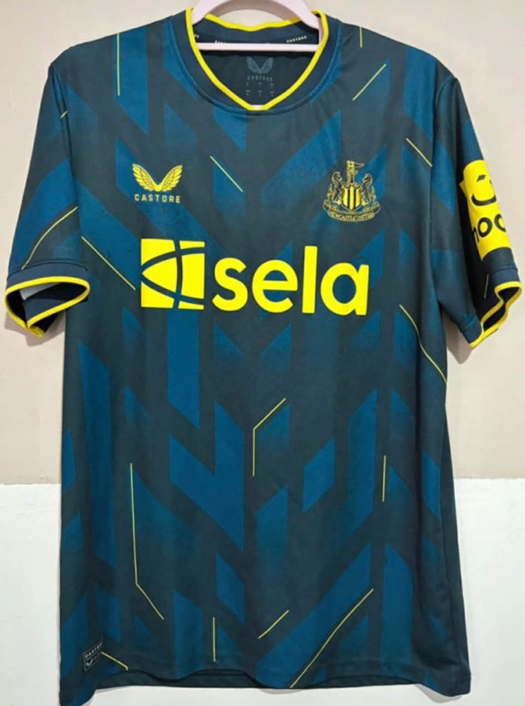Man’s Newcastle united football shirt