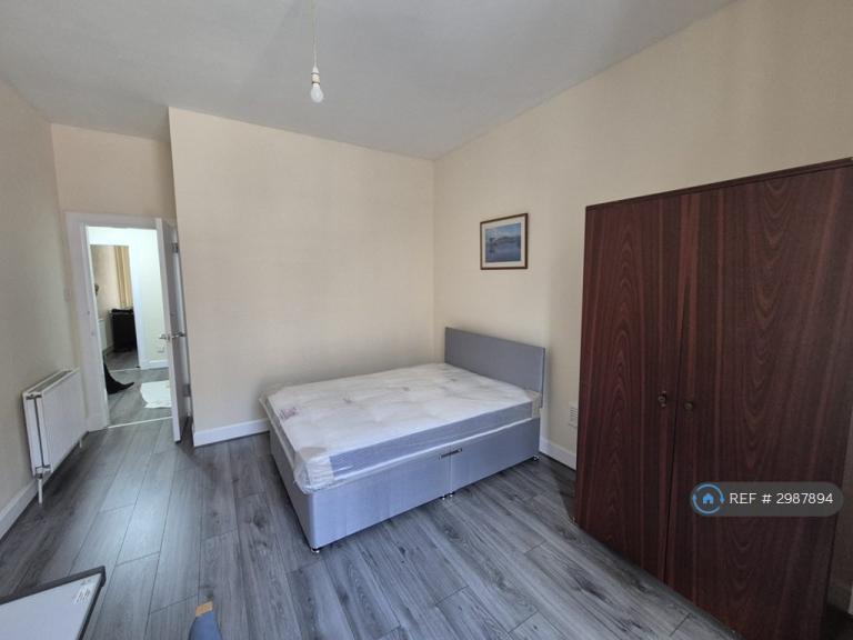 4 bedroom flat in Park Road, Glasgow, G4 (4 bed) (#2987894)