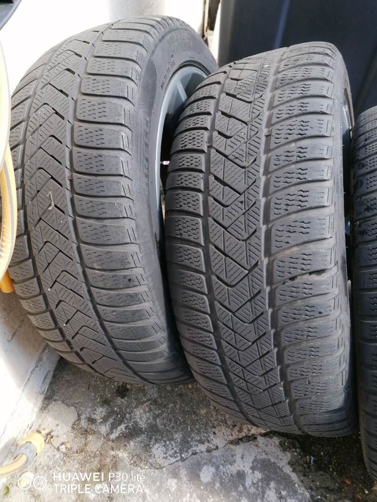  Set of 4 R18 alloys wheels 