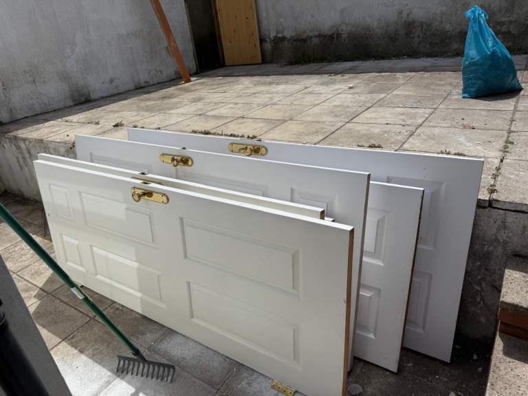 7 x White Internal Doors with Handles (FREE)
