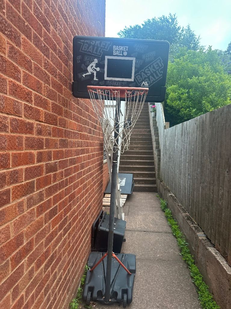 Freestanding basketball hoop