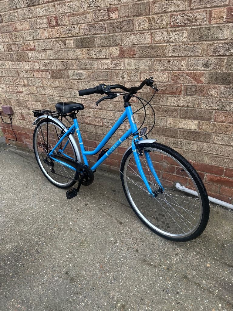Ladies Hybrid bike in excellent condition