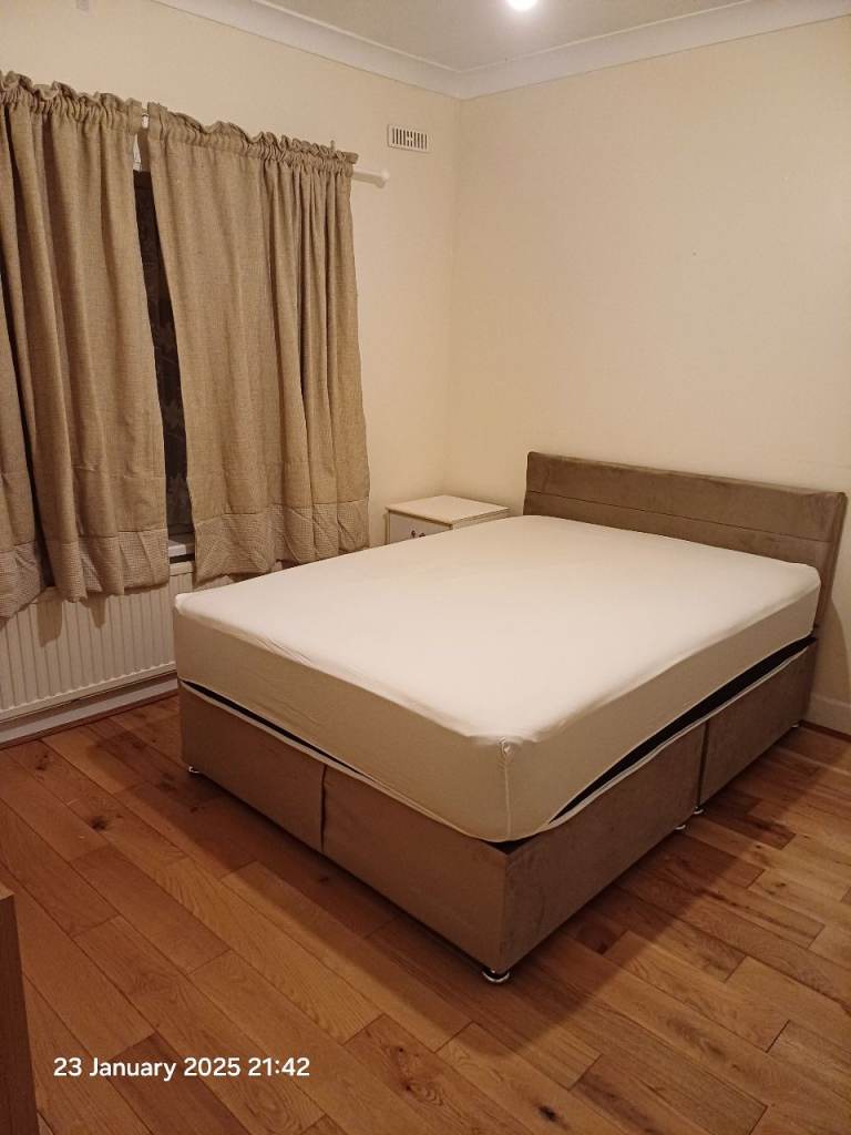 BRIGHT DOUBLE ROOM IN KINGSBURY