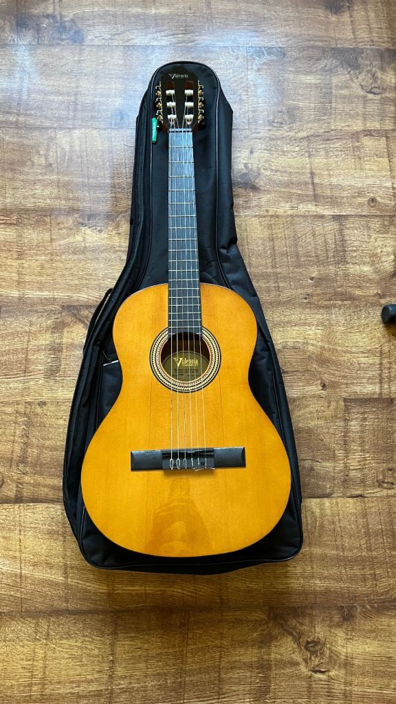 Classical acoustic guitar 2/3 size