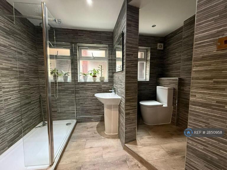2 bedroom flat in Hainault Road, London, E11 (2 bed) (#2850958)