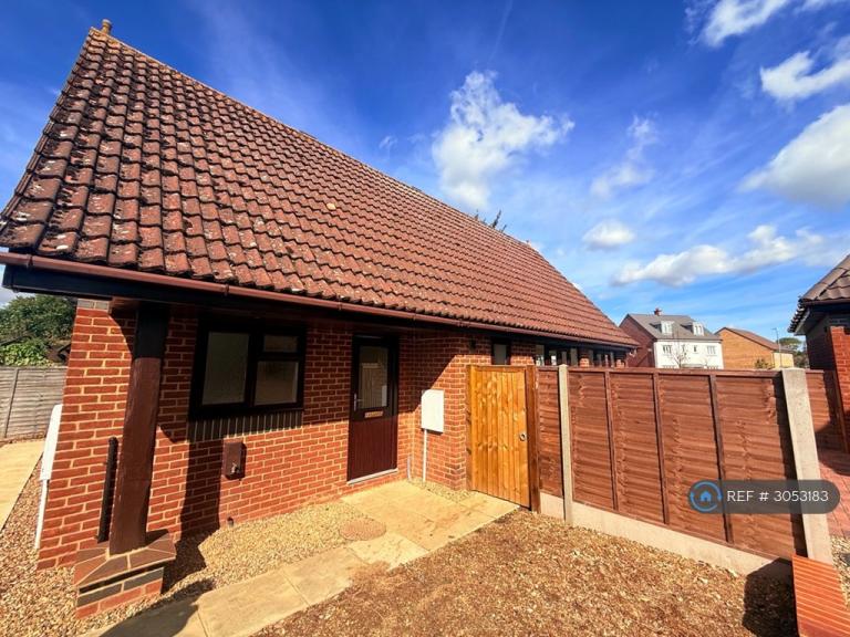 2 bedroom house in Station Road, Henlow, SG16 (2 bed) (#3053183)