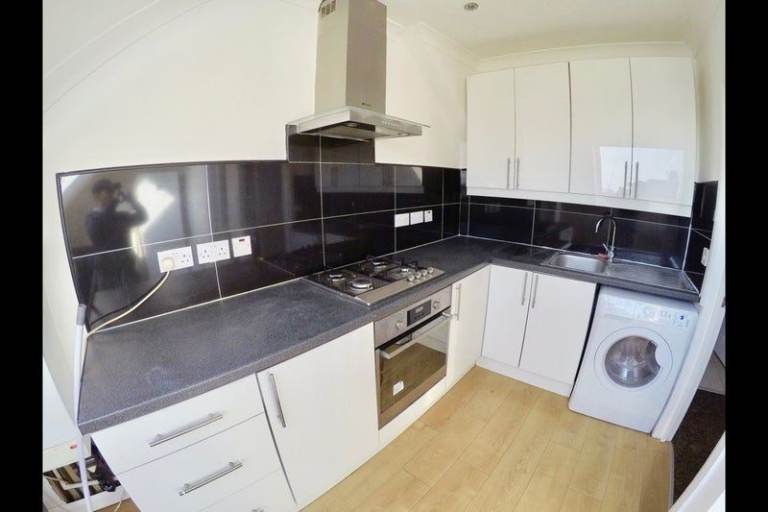 Converted Top 3 DBed Flat Shower Open Kitchen Dining Sitting Area Garden Very Near Tube Bus Shops