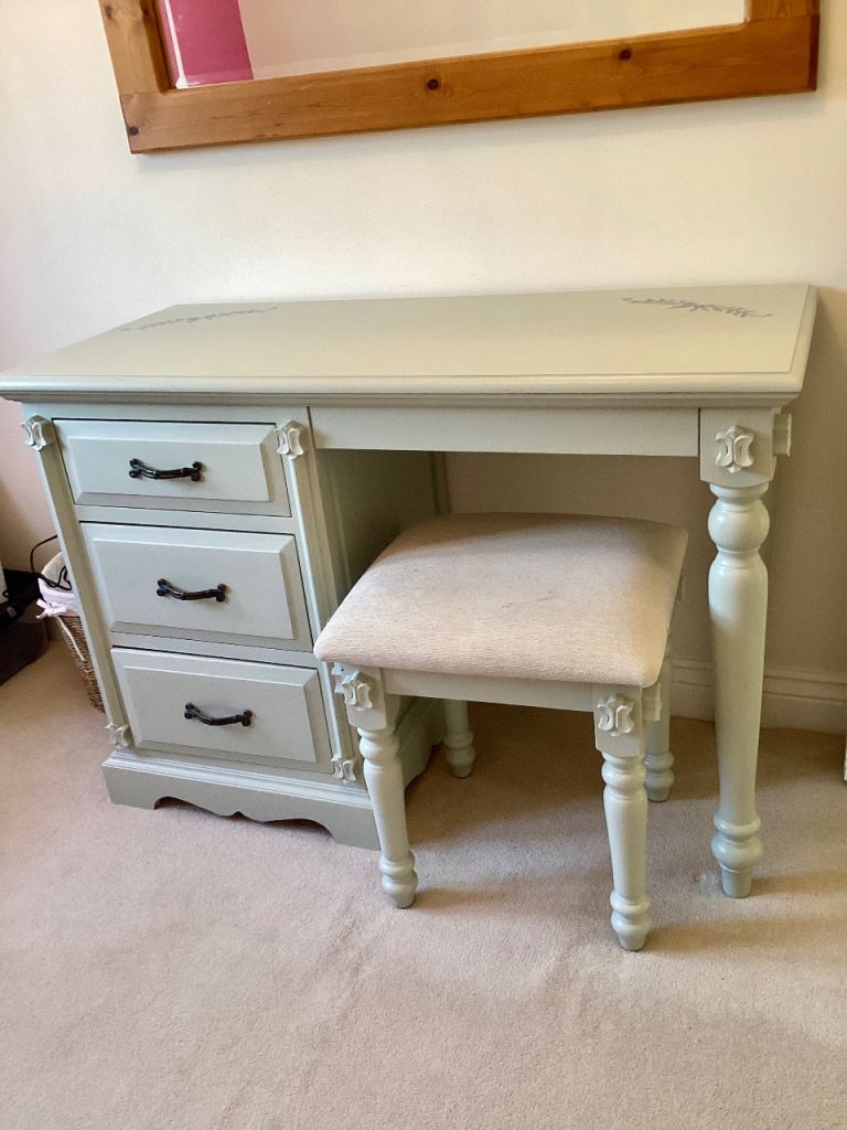 Solid dressing table & stool