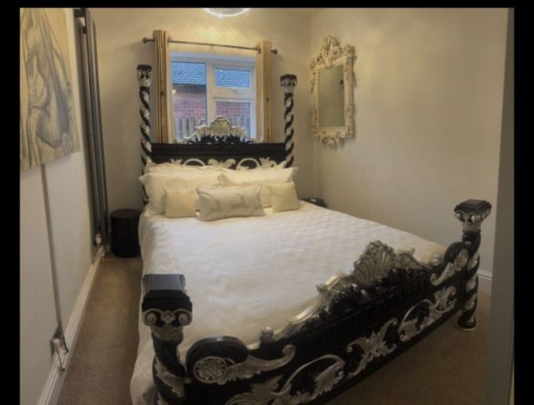 BARGAIN !!!!! 4 poster bed 