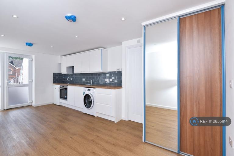 Studio flat in High Street, Crowthorne, RG45 (#2855814)