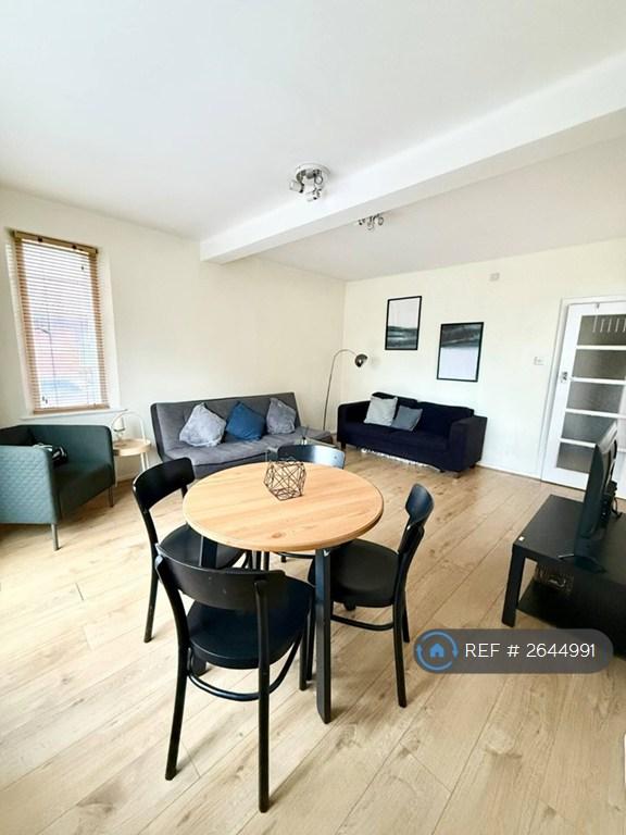 2 bedroom flat in Shepherds Bush Road, London, W6 (2 bed) (#2644991)