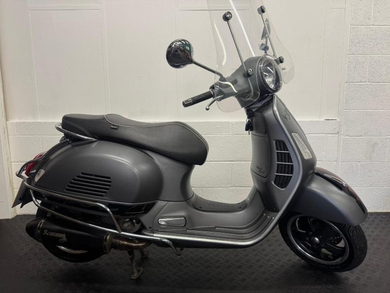 2015 Vespa GTS 300 cover included Fantastic condition moped scooter