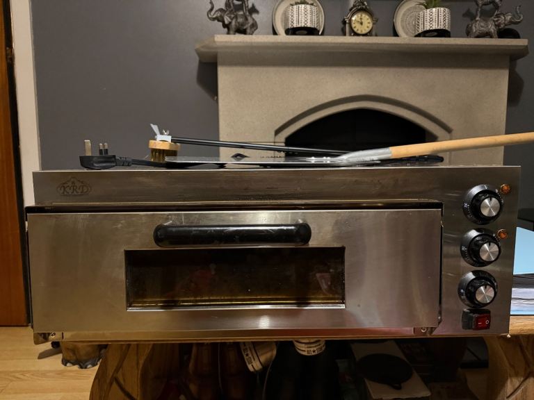 Pizza Oven With 2x12” Pizza Screens, Paddle, Brush, 2x pizza Cutters & Ladle
